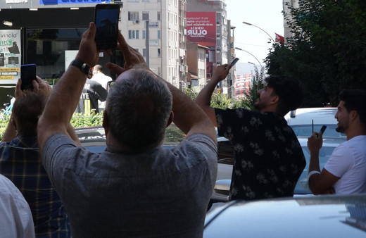 Yüzlerce kişi toplandı! Çorum'da gören telefona sarıldı canlı yayın yaptılar