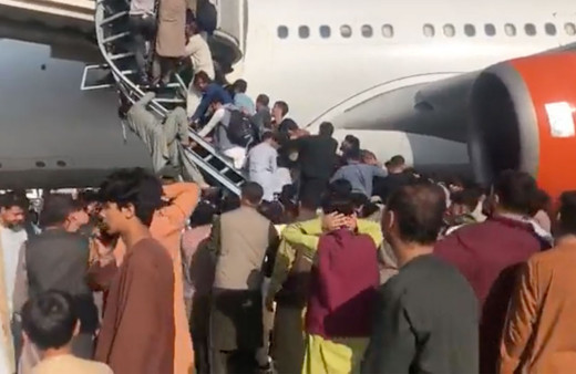 Afganistan'dan şok görüntüler! Havaalanında ateş açıldı ölenler var iddiası