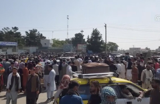 Kabil sokaklarında kaos görüntüleri Taliban'dan böyle kaçıyorlar