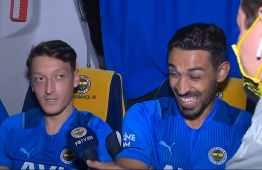 Mesut Özil ile İrfan Can Kahveci ikilisiyle yapılan röportajda renkli anlar