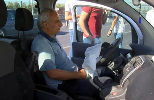 Fatih'te kaza sonrası sürücü şoka girdi! Dakikalarca otomobilin içinde bekledi