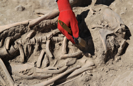 Van'daki kazılarda 2 mezar daha bulundu yeni bulgulara ulaşıldı