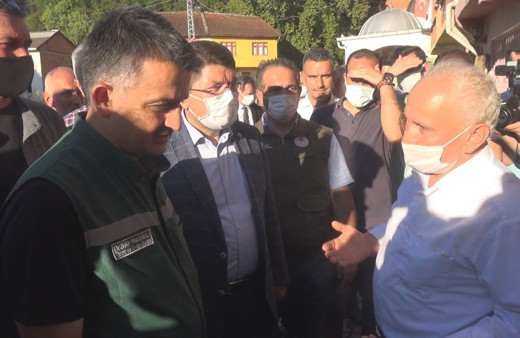 Bakan Pakdemirli ile selden kurtulan yaşlı adamın duygulandıran diyaloğu