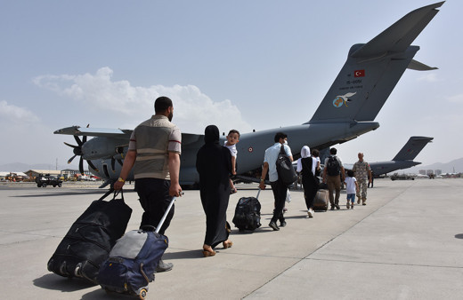 Afganistan Kabil'deki 200'ü aşkın Türk vatandaşı için uçan kale ile tahliye operasyonu