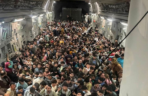 Kabil'den ABD uçaklarıyla tahliye edilen Afganlarla ilgili bomba iddia