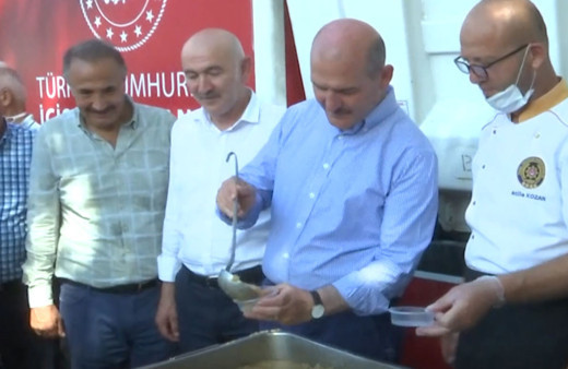 İçişleri Bakanı Süleyman Soylu sel felaketinden etkilenen Bozkurt'ta aşure dağıttı