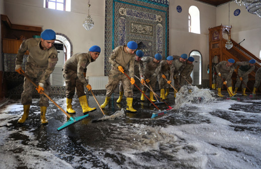 Kastamonu Bozkurt'ta selden etkilenen camiyi komandolar deterjanlarla temizledi