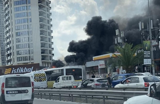 Kartal'da yangın! Balıkçı restoranı yanıyor itfaiyenin müdahalesi sürüyor