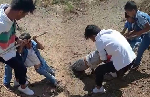 Hakkari'de sesleri duyunca koştu! Çamura saplanan 2 çocuğu böyle kurtardı