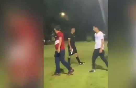 Linç edileceğini düşünen hakem sahada silah çekti o anlar kamerada