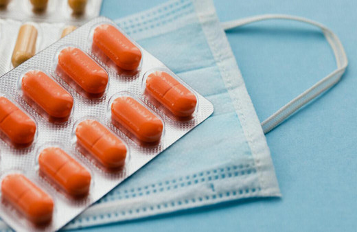 İngiltere koronavirüse karşı geliştirilen ilk ilaç tedavisini onayladı