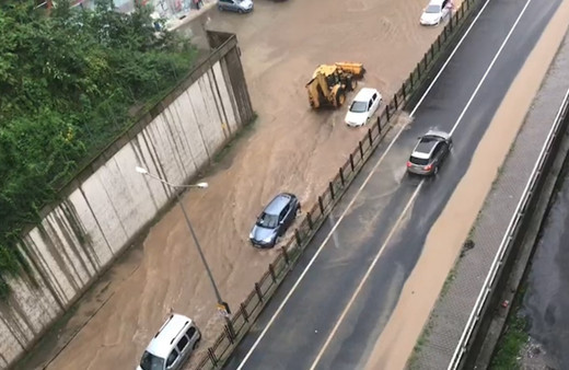 Rize’de sağanak yağış nedeniyle karayolu trafiğe kapandı