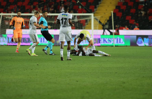 Beşiktaşlı N'Skala Gaziantep maçında fenalaştı! Ambulansla hastaneye götürüldü