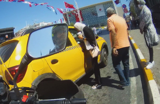 İstanbul Beyoğlu'nda taksimetreyi açmadan pazarlık yapan taksici turistleri mağdur etti