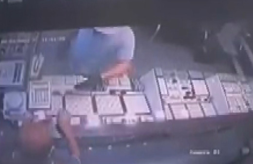 Kocaeli'nde altınlara bakarken kuyumcunun kafasına taşla vurup altınları kaçıp kaçtı