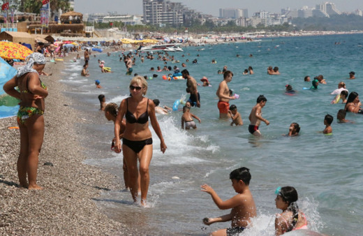 Turizm kenti Antalya'da sahiller tıklım tıklım doldu