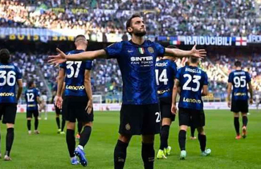 Hakan Çalhanoğlu ilk maçında İtalya'yı salladı! 1 gol 1 asist