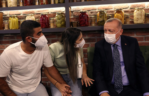 Cumhurbaşkanı Erdoğan'dan Çengelköy'de sürpriz ziyaret