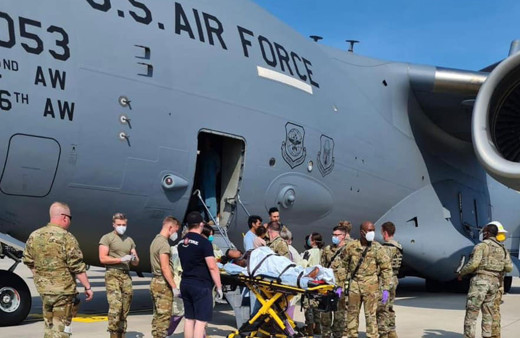 Afganistan'da Taliban'dan kaçan kadın ABD kargo uçağında doğum yaptı