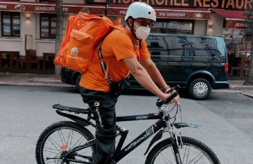 Eski Afgan bakan Almanya'da bisikletli yemek kuryeliği yapıyor