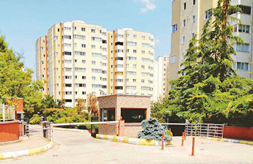 Beylikdüzü'nde sitede tesettürlü mayoyla havuz yasağı! Çocuğunun bile yanında duramaz!