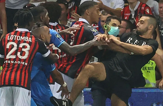 Cengiz Ünder ve arkadaşları soyunma odasına kaçtı iki futbolcu yaralandı