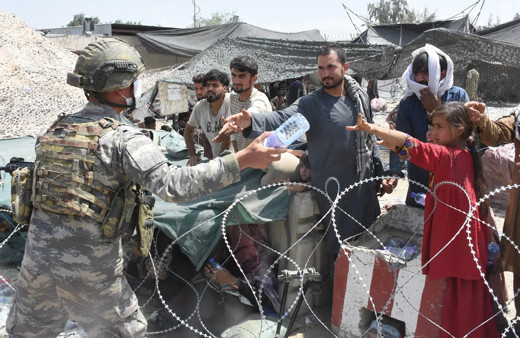 Kabil'de kavurucu sıcaklarda çocuklar perişan bekliyor! Türk askerinden halka merhametle yardım eli