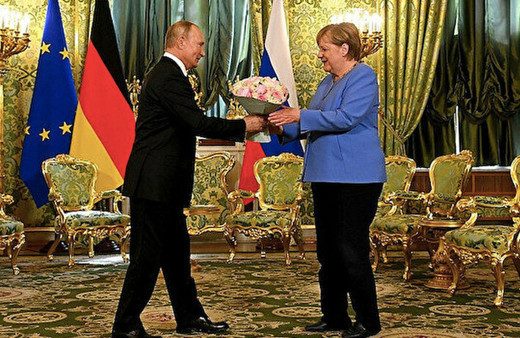 Merkel'den Putin'e yaptırım tehdidi: Doğalgaz boru hattını silah olarak kullanmamalı