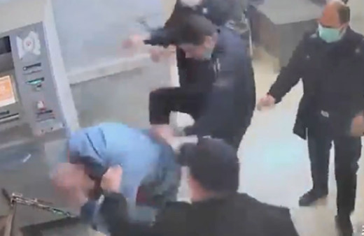 İran'da cezaevinde gardiyanların mahkumlara dayak görüntüleri sızdı! Korsanlar hackledi