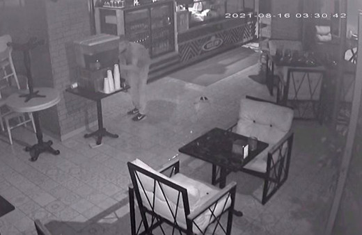 Esenyurt’ta hırsız soyduğu dükkanda yorulunca limonata içti