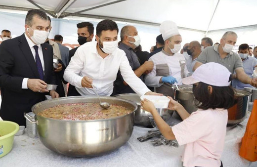 Kağıthane’de 20 bin kişiye aşure ikramı