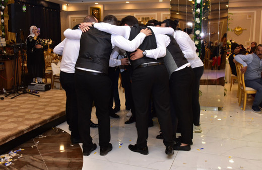 Bursa İnegöl'de nikah masasında damat evlilik sorusuna arkadaşlarına danışarak cevap verdi