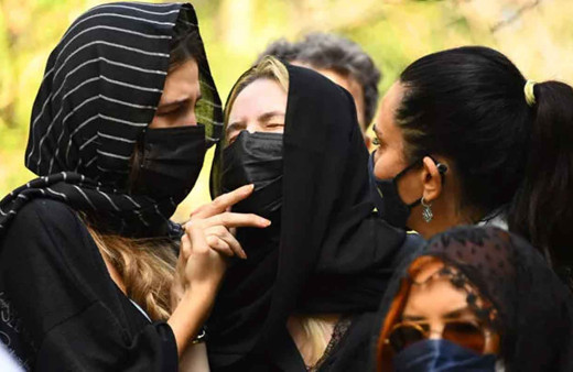 Annesini koronadan kaybeden Emine Ün'den cenazede acı haykırış