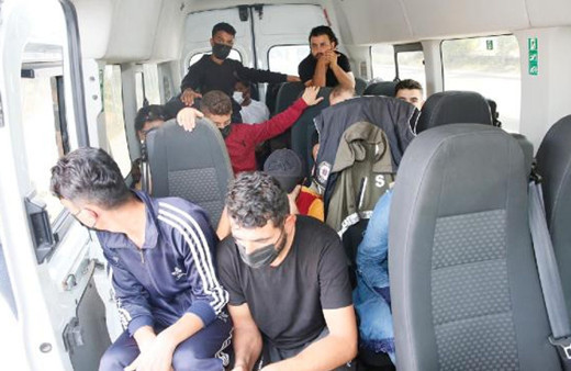 Sultangazi'de durdurulan minibüste 20 kaçak göçmen yakalandı