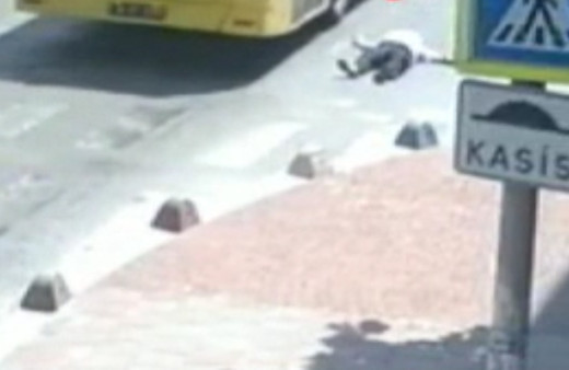 İstanbul Küçükçekmece'de bir kadın seyir halindeki otobüsten düştü