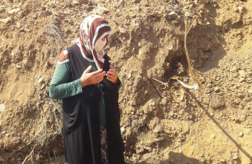 Artvin'de 10 yıl sonra eşini yeniden defnetti kemiklerini toplarken gözyaşlarına boğuldu