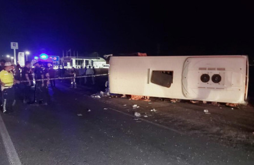 Manisa'da otomobil ile minibüs çarpıştı 4 ölü 6 yaralı