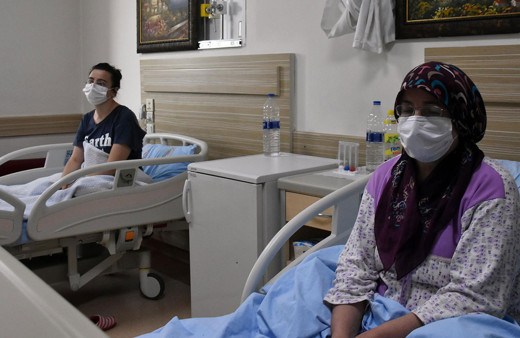 Korona aşısı olmadılar! Anne kız şimdi birlikte hastanede yatıyorlar