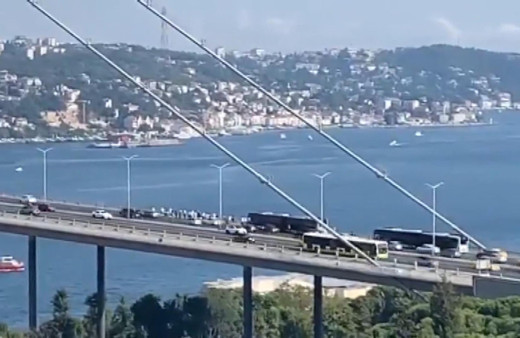 Metrobüs tam 15 Temmuz Şehitler Köprüsü'nün ortasında arıza yaptı! Yolcular köprünün ortasında kaldı
