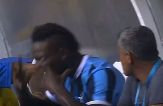 Balotelli oyundan çıktı kulübeyi yumrukladı