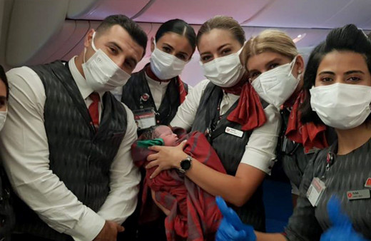 THY'nin tahliye uçuşunda Afgan kadın doğum yaptı