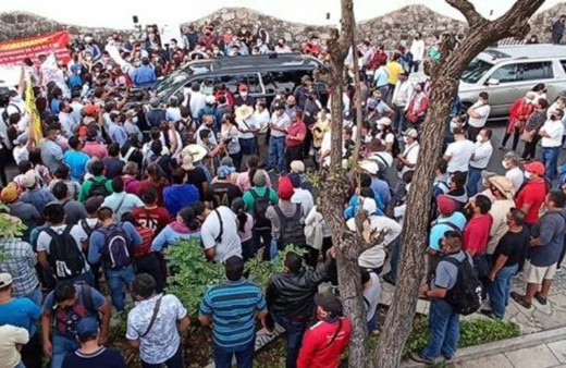 Protestocular devlet başkanının aracını bir anda sardı! Talebi kabul etti