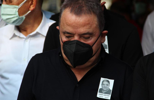 Muhittin Böcek Covid-19'dan ölen ağabeyini son yolculuğuna uğurladı