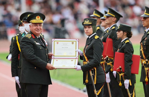 Kara Harp Okulu tarihinin ilk başörtülü öğrencisi subay oldu