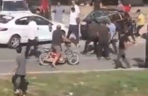 Şanlıurfa'da dehşete düşüren kavga! Araçlara saldırıp hurdaya çevirdiler