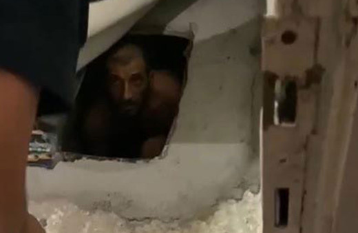 Manisa'da aranan şüpheli kanepenin altında saklandığı çukurda yakalandı