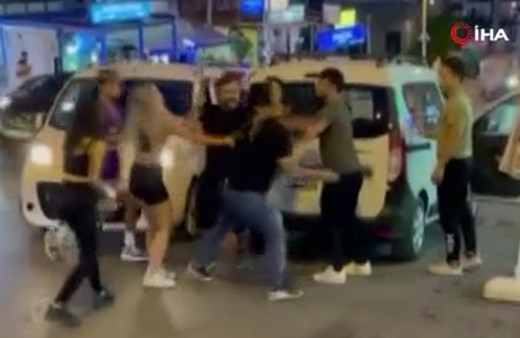 İstanbul'da TikTok fenomenlerine laf atınca ortalık karıştı! Sopayla dayak yediler