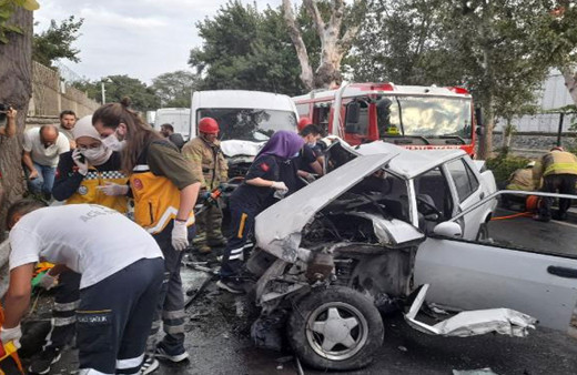 Bakırköy'de kaza sonrası cadde savaş alanına döndü! 4 yaralı var