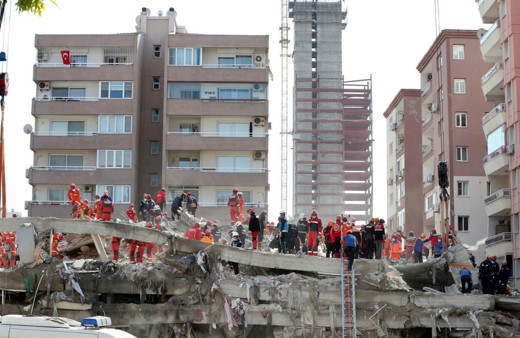 İzmir depreminde 36 kişiye mezar olan Rıza Bey apartmanı davasında mimardan akıl almaz savunma!