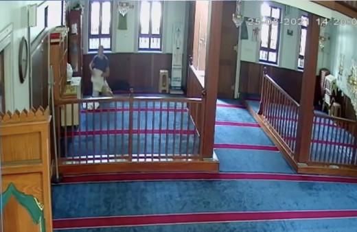 Camide görülmemiş hırsızlık! İmam: İsteseydi verirdik!